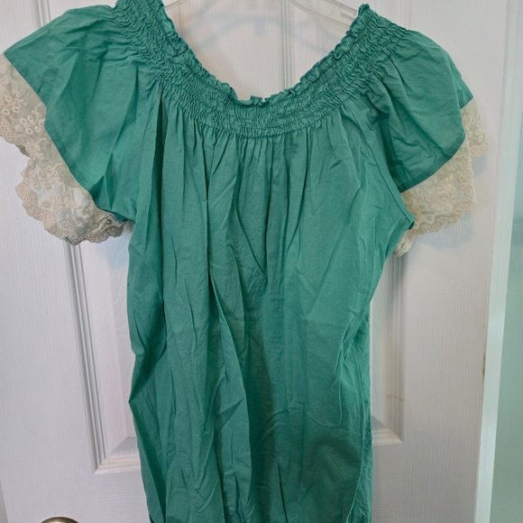 NWOT Lacey short sleeves, elastic around bottom perfect for springtime - Picture 2 of 2